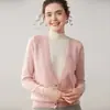 Suéter Gola Alta Falsa Cor Lisa de Caxemira Peça Falsa Dupla Outono e Inverno Nova Moda Feminina Jaqueta Base Tricotada Suéter Feminino
