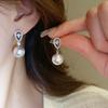 Pendientes de perlas artificiales con letras de flores de circonita y aguja de plata, pendientes de temperamento de alta gama de moda para mujer, joyería única de lujo ligera