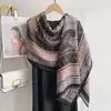 2025 Novo Lenço Om de Algodão e Linho com Blocos de Cor Simples Estilo Coreano Fashionável para Viagem Proteção Solar de Gaze