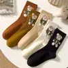 Calcetines de Oso para Mujer de Media Pantorrilla Primavera y Otoño Ins de Moda Lindos Versátiles Frescos Estilo Japonés Calcetines de Hilo de Pluma de Café