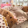 Nuevo conjunto de cuatro piezas de dibujos animados de terciopelo de leche engrosado para otoño e invierno, estilo ins fresco y lindo, conjunto de tres piezas de terciopelo de alta densidad para dormitorio