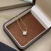 Colar de Diamante Único com Quatro Garras Banhado a Ouro 24K Cor Forte e Duradoura Moda Luxo Leve Super Brilhante Zircônia Estilo Igual ao do Xiaohongshu