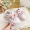 Sapatos de Bebê para Meninas 2026 Outono Antiderrapante Solado Macio Couro Sapatos Casuais Fofos Boneca Coelho Bebê Criança Pequena Sapatos para Caminhar