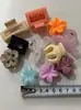 Accesorios pequeños para puestos en Yiwu, Diademas de alta gama, Peines de plástico para el cabello, Horquillas, Accesorios para el cabello, Herramientas para peinar el cabello
