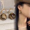 Pendientes de bola de leopardo retro estilo Yadan nicho estilo frío temperamento sensación de alta gama nuevos pendientes para mujer principios de otoño 2024