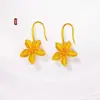 Aretes de Cobre Chapados en Oro con Diseño de Flor, Similares a los Vendidos en Joyerías, Presentan un Lujoso Racimo Floral, Adecuados para Mujeres, Perfectos para Bodas y como Accesorio de Flor de Durazno