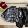Camisa de Manga Comprida para Meninos 2026 Nova Estilo Primavera e Outono para Crianças Pequenas, Camisa Patchwork, Jaqueta Retrô Xadrez Estilo Coreano para Crianças, Tendência
