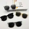Nuevas Gafas de Sol Cuadradas de Moda Transfronterizas Estilo Europeo y Americano con Tachuelas Horizontales, Perfectas para Fashionistas para Capturar Fotos Elegantes con un Ambiente Sencillo y Elegante