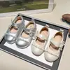 Sapatos de Princesa Moda Infantil Sapatos Infantis Outono 2025 Novos Sapatos Pequenos de Couro Menina Prata Sapatos Mary Jane Simples para Meninas