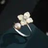 Anillo Abierto de Trébol de Cuatro Hojas Suave de Lujo Ligero Madreperla En Stock Venta al por Mayor Aleación de Cobre Incrustado Circonita Perla de Agua Dulce Anillo para Dedo Índice de Mujer