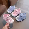 Sapatos de bebê e criança antiderrapantes com sola macia para primavera e outono de 2024, para meninos e meninas, sapatos de bebê que fazem barulho, sapatos infantis