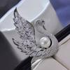 Broche de cisne de alta gama para mujer, elegante ramillete de perlas de lujo, nuevo nicho, alfiler de alta gama, accesorios para trajes