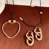 Colar Pingente Assimétrico em Forma de Coração com Recorte Estiloso Europeu e Americano Brincos Femininos Colar Simples Geométrico Oval com Corda de Cera