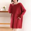 Moda Outono e Inverno Vestido curto Vestido suéter feminino Comprimento médio Suéter com decote em V Fivela Camisa de base de malha