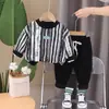 Traje para Niños 2024 Primavera Nueva Moda Rayas Verticales a Color Conjunto de Dos Piezas para Niños Pequeños y Medianos