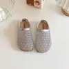 Sandalias para niñas, pantuflas de bebé, zapatos de malla de princesa, nuevo estilo de verano, zapatos de media suela suaves antideslizantes para niñas, niños y estudiantes