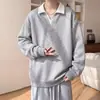 Conjunto de moletom solto clássico simples de duas peças para homens, um design moderno e versátil com gola estilosa, adequado para jovens.