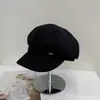 Al por mayor Coreano 2026 Otoño/Invierno Nuevo Francés Elegante Insignia Metálica Octagonal Sombrero de Mujer Casual Adelgazante Gorra de Boina