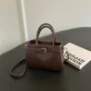 Bolso pequeño simple de invierno para mujer, modelo nuevo 2025 para el trabajo y los desplazamientos, bolso de mano pequeño, bolso cuadrado pequeño, bolso cruzado versátil de alta gama