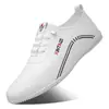 Zapatos casuales de cuero suave para hombre al por mayor, suela suave, cómodos, combinan con todo, slip-on, mocasines ligeros, zapatos tipo frijol de moda