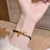 Pingente de Cavalo Pequeno 'Fique Rico Logo', Pulseira de Fio Vermelho para o Ano do Cavalo, Pulseira Trançada, Presente para o Aniversário da Namorada ou Melhor Amiga