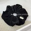 Goma para el pelo minimalista de terciopelo de nieve de seda plateada de doble cara con un toque de alta gama, Goma para coleta con purpurina fina, Accesorio para el pelo versátil y elegante