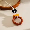 Collar con colgante geométrico redondo de cordón de cuero vintage europeo y americano, madera de resina, cuerda de cáñamo, accesorio de nicho de estilo étnico transfronterizo para mujer