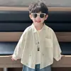 Jaqueta camisa de manga longa masculina para primavera, estilo coreano, estilosa, novo modelo primavera e outono 2026, camisa fina da moda para crianças