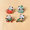 Insígnia de Metal de Panda Fofo de Desenho Animado Criativa Jogando Mahjong e Comendo Hot Pot Acessórios de Roupa Broche Decoração de Mochila de Estudante