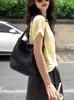 Camiseta Amarilla de Manga Corta con Hombro Derecho para Mujer en Verano, Estilo Corto Asimétrico, Cintura Ceñida y Top de Cinta