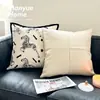 Sofá moderno minimalista con cojines estilo ins en blanco y negro, patrón de cebra de lujo ligero, adecuado para sala de estar, mesita de noche y casa de huéspedes, funda de almohada vintage para ventanal