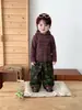 Elegante atuendo de otoño para bebés niños: conjunto nuevo de sudadera con capucha a rayas y pantalones cargo de camuflaje