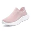 Calcetines sin cordones transfronterizos para hombre, zapatos deportivos transpirables de tejido volador, informales y transpirables, zapatos de papá con suela suave para hombre.