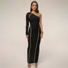 Vestido de Moda Femenina Europeo y Americano Primavera 2025 de Un Hombro Color Sólido Manga Larga Malla con Parches Plisado en Color Caqui