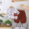 Crianças 0-5 anos Meninos Roupas Infantis Estilo Coreano Nova Coleção Verão Camisa com Estampa Completa e Letras Conjunto de Três Peças Roupas para Meninos