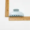 Presilha de garra de acetato listrada azul creme, mesmo estilo de influenciadora, presilha tubarão de alta qualidade para a parte de trás da cabeça, acessório de presilha para meio preso