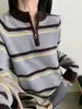 Suéter de punto a rayas con bloques de color, media cremallera y cuello alto, moderno y versátil, suéter juvenil, top tipo camisa base suave y acogedor