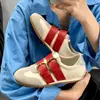 Modelo popular versátil 2026: Sapatos casuais femininos de sola grossa com fivelas duplas, estilo de treino alemão, estilo outono, tecido verde e marrom