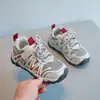 Tênis estilosos para meninos, novo modelo outono 2026, sapatos casuais de malha antiderrapantes para meninas de crianças mais velhas, tênis de corrida