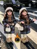 Abrigo de Lana con Forro de Terciopelo para Niñas Otoño Invierno 2026 Nuevo Estilo Chaqueta con Capucha a Cuadros Estilo Coreano para Niña Moderna Tendencia