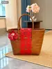 2025 Xiaohongshu Nuevo Regalo Souvenir Flor Roja de Boda Cesta Tejida Bolsa de Regalo para Dama de Honor Cesta Tejida Bolso de Mujer