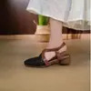 Sandálias Tecidas Vazadas de Couro Macio com Salto Baixo 2026 Novo Estilo de Verão Bico Redondo Sapatos para Mãe para Uso Externo Conforto Casual Diário
