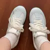 Tênis de treino alemães estilosos de cano baixo para mulheres, nova coleção de outono 2026, tênis brancos respiráveis, sapatos brancos casuais versáteis, modernos