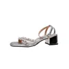 Novas sandálias de verão estilo uma tira com salto baixo, estilo francês, bico aberto com strass, salto alto grosso, uso casual diário feminino, alonga as pernas