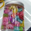 Venta al por mayor de fábrica cuentas acrílicas 10 mm cuentas cuadradas transparentes con letras cuentas de agujero grande material para abalorios DIY para niños