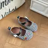 Zapatos Mary Jane de Cuadros para Niña 2026 Primavera y Otoño Nuevos Zapatos Birkenstock para Niñas, Cómodos Zapatos Individuales Rojos para Bebé Niña