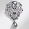 Elegante Broche de Lujo Estilo Francés con Colgante de Perla de Concha de Alto Brillo, Exquisito Broche de Alta Gama Adornado con Pedrería, Accesorio para Abrigo