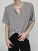 Camiseta Casual Suelta de Canalé con Mangas Cortas para Hombre, Nuevo Estilo de Verano con Caída, Transpirable y Diseño de Cuello con Hebilla Metálica