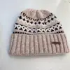 2024 Novo Estilo de Natal Jacquard Couro Chapéu de Lã Padrão Feminino Outono e Inverno Estilo Coreano Quente À Prova de Frio Rosto Pequeno Chapéu de Tricô