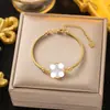 Pulseira de Aço Titânio Trevo de Cinco Folhas de Luxo Leve para Meninas, Novo Estilo de Luxo Design de Nicho da Sorte Pulseira Exquisita Dupla Face